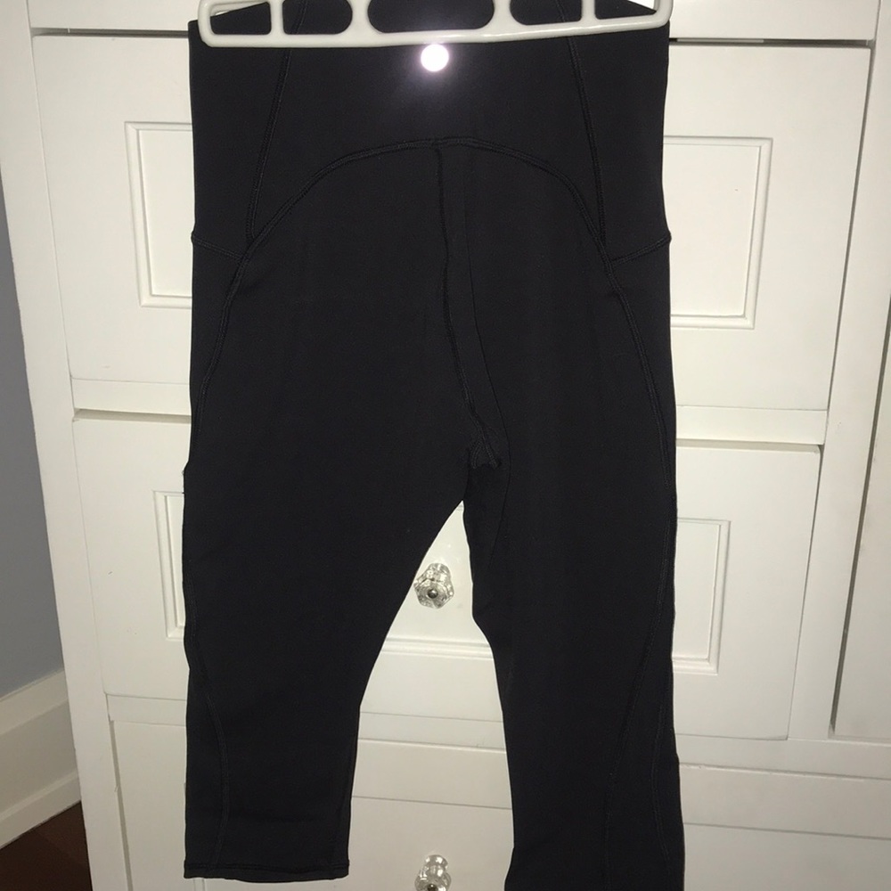 Lululemon cropped leggings w/ mesh side